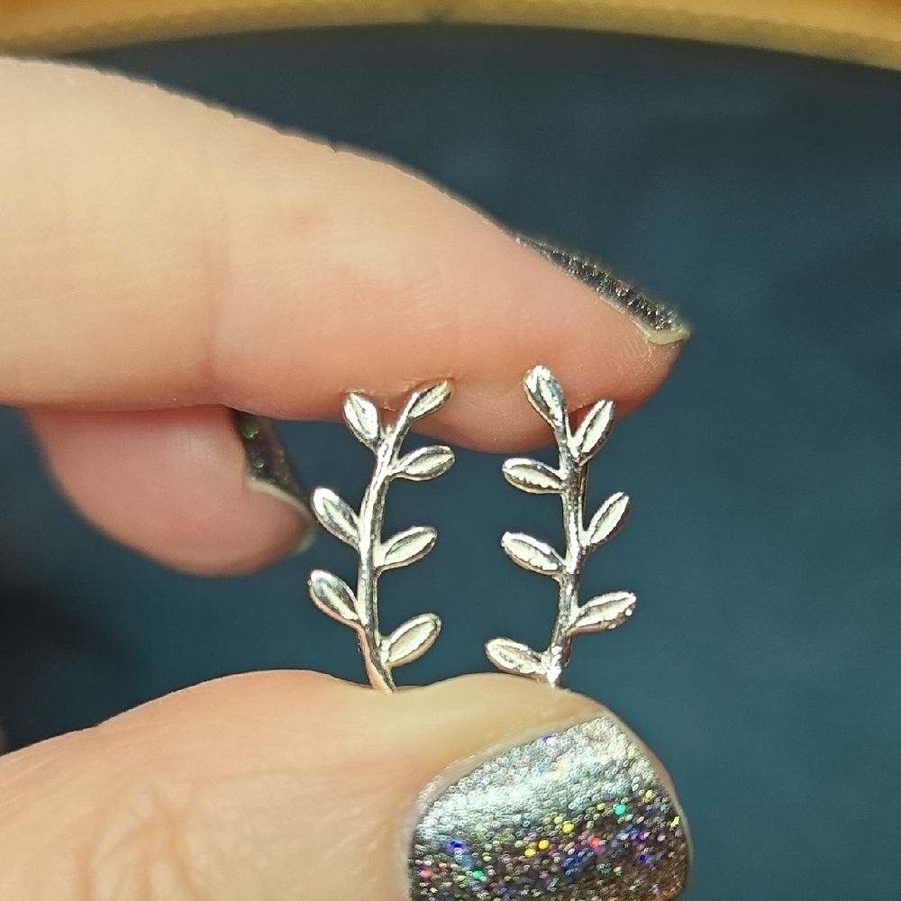 Sterling Silver Climbing Leaf Earrings Brand New In Box